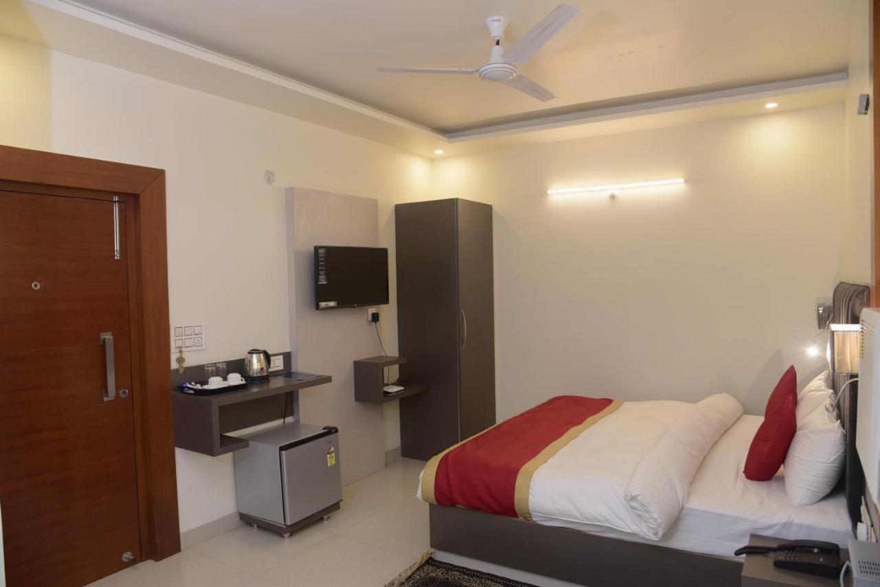 Hotel Le Cypress Bareilly Exterior photo