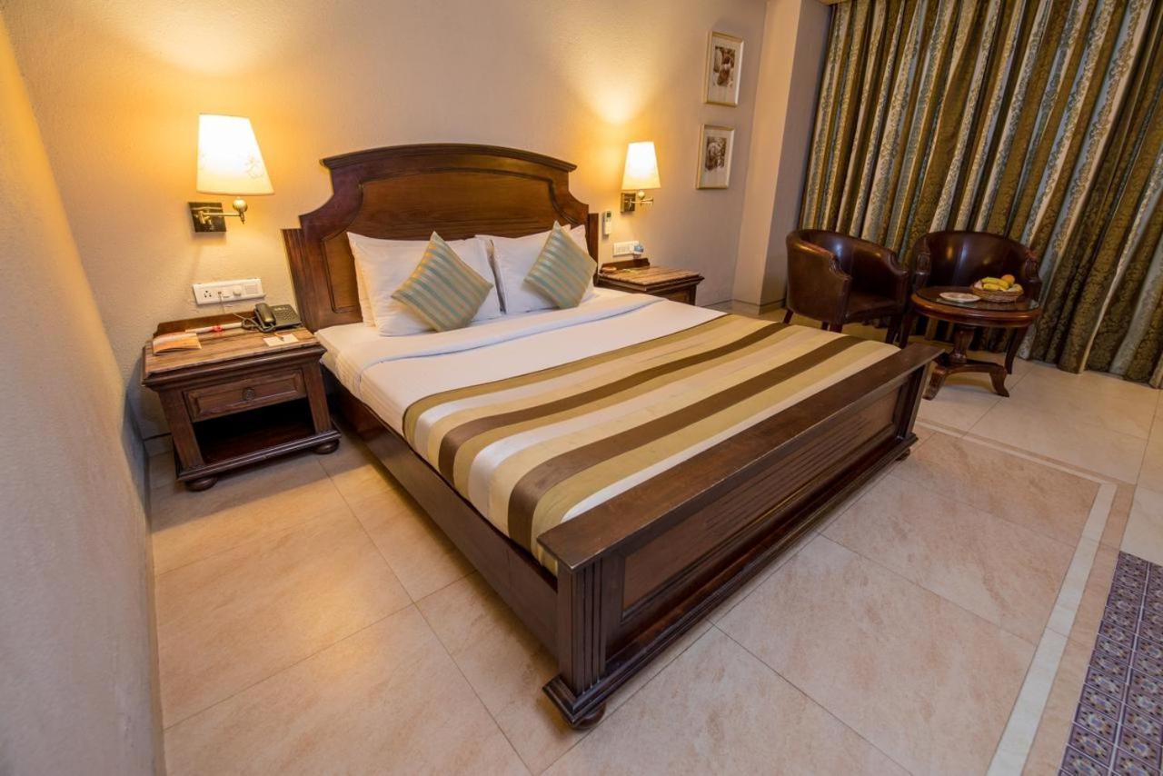 Hotel Le Cypress Bareilly Exterior photo